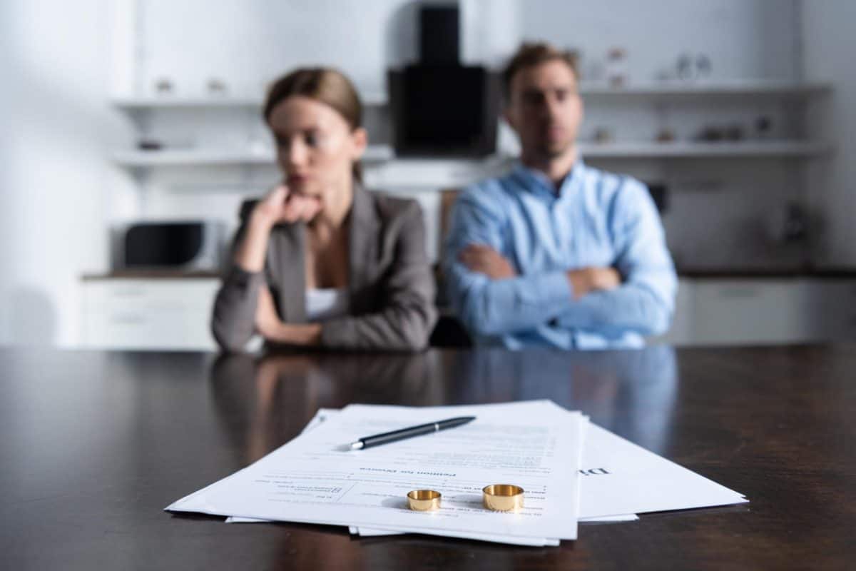 Parelles firmant contractes d'immobiliària, assessorament legal en transaccions inmobiliàries, servei jurídic per a compres i vendes de propietats.