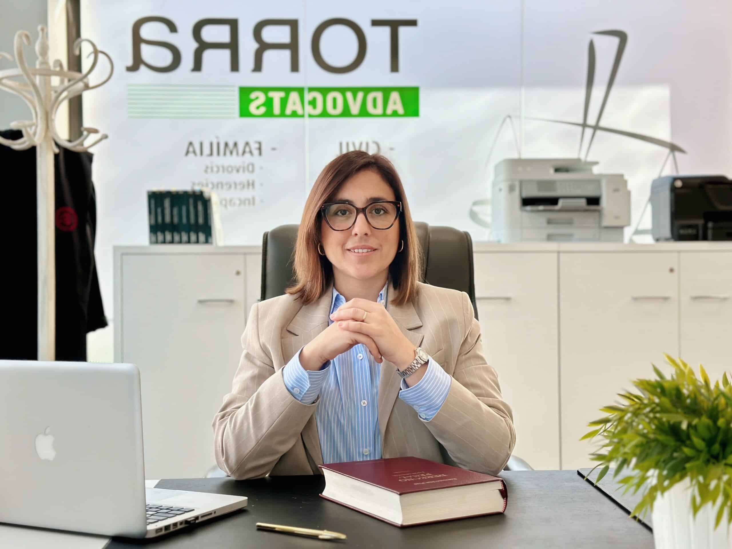 Retrat de Laia Torra des del seu despatx, transmetent confiança i experiència legal.
