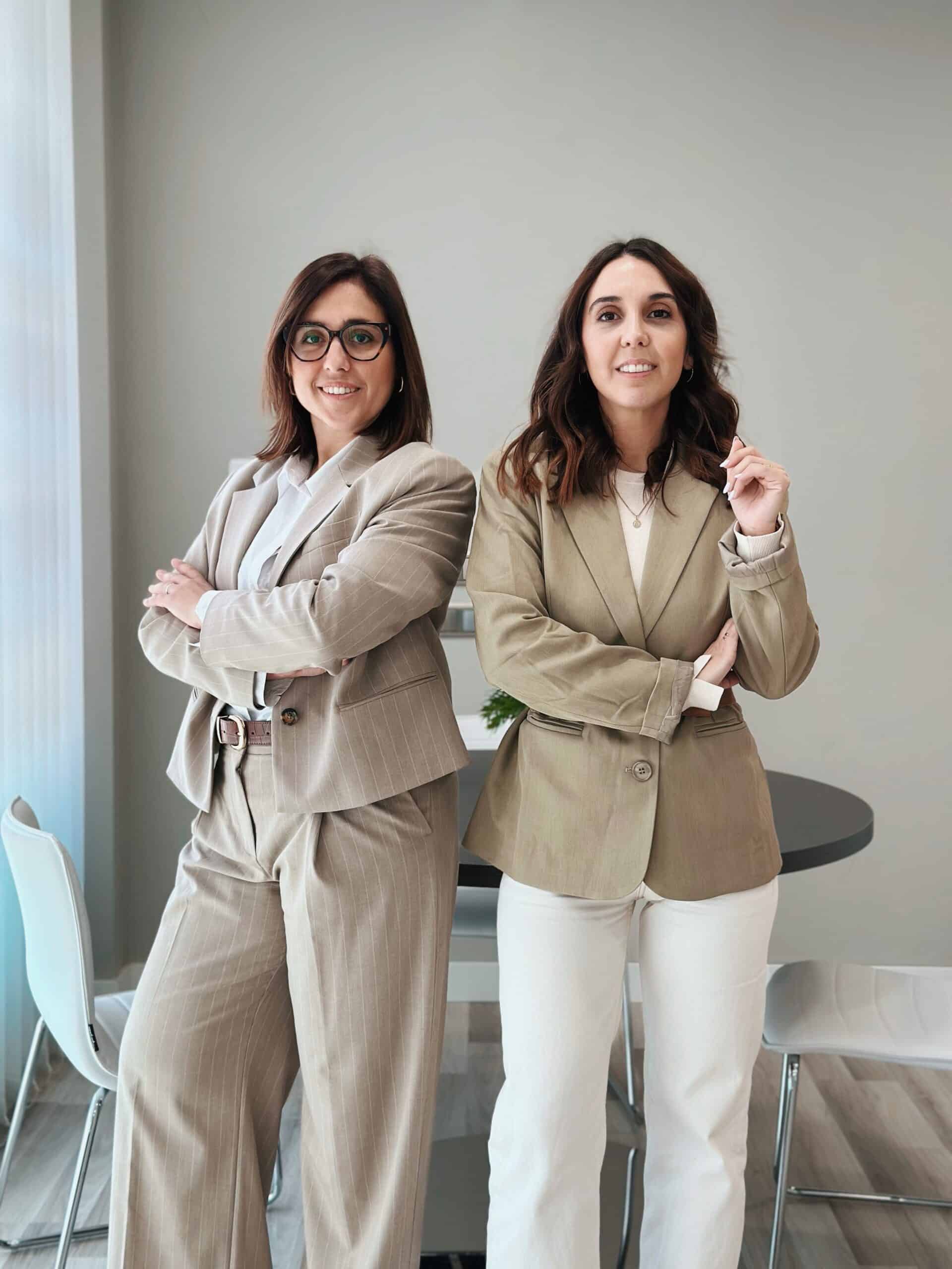Laia i Elena posant amb confiança, transmetent seguretat i experiència en l’àmbit legal i immobiliari.