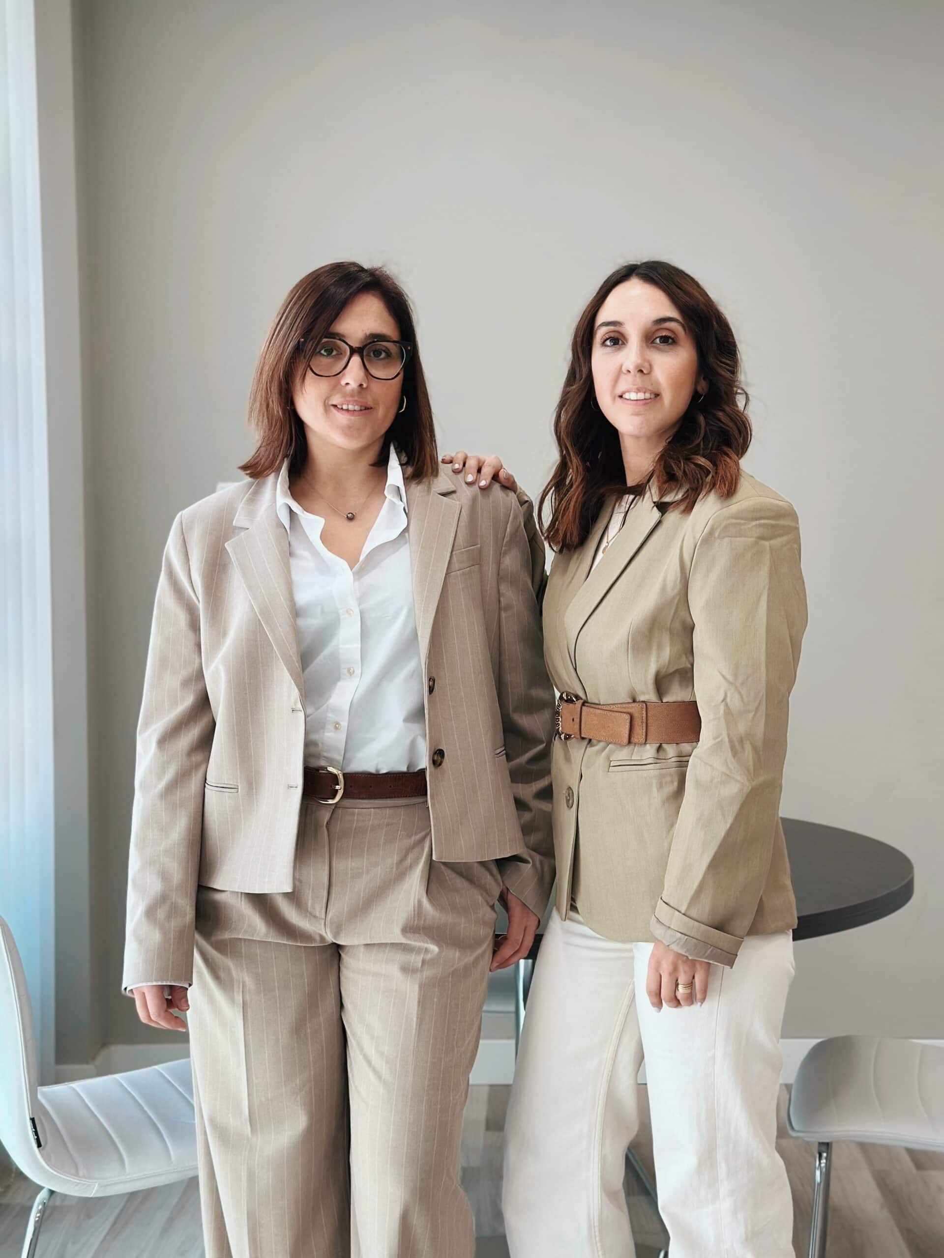Retrat de Laia i Elena, el cor humà i legal de Torra, amb actitud propera i professional.