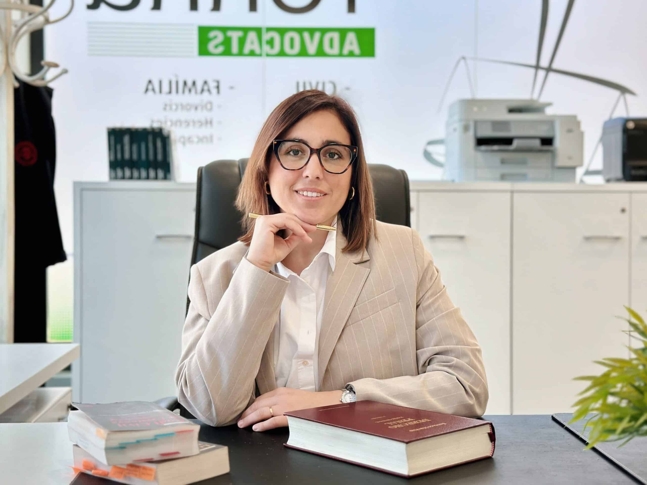 Laia Torra al seu despatx amb mirada segura i actitud professional, preparada per assessorar en dret de família i immobiliari.