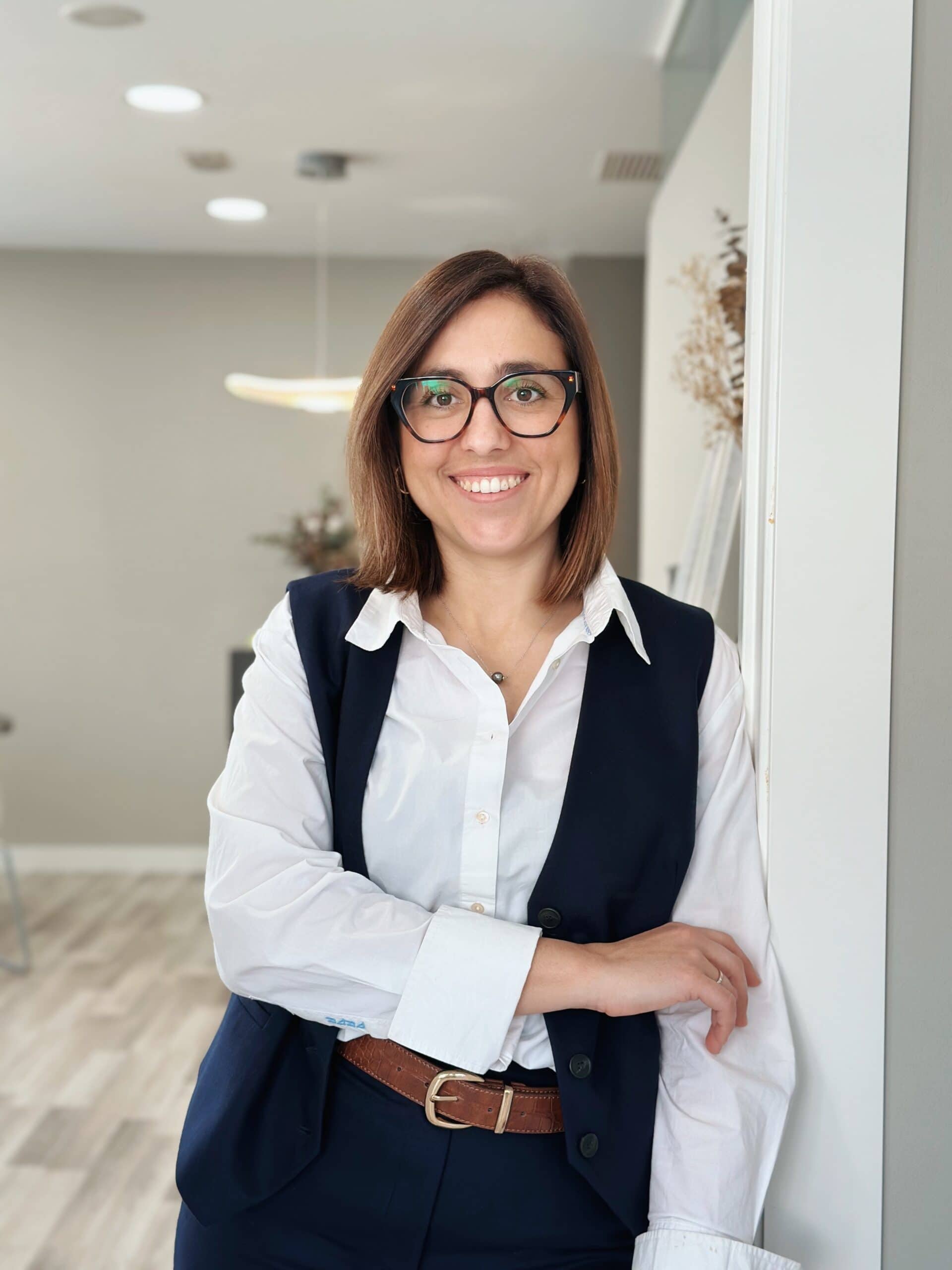 Retrat natural de Laia Torra amb somriure proper, simbolitzant confiança i proximitat en l’assessorament legal.